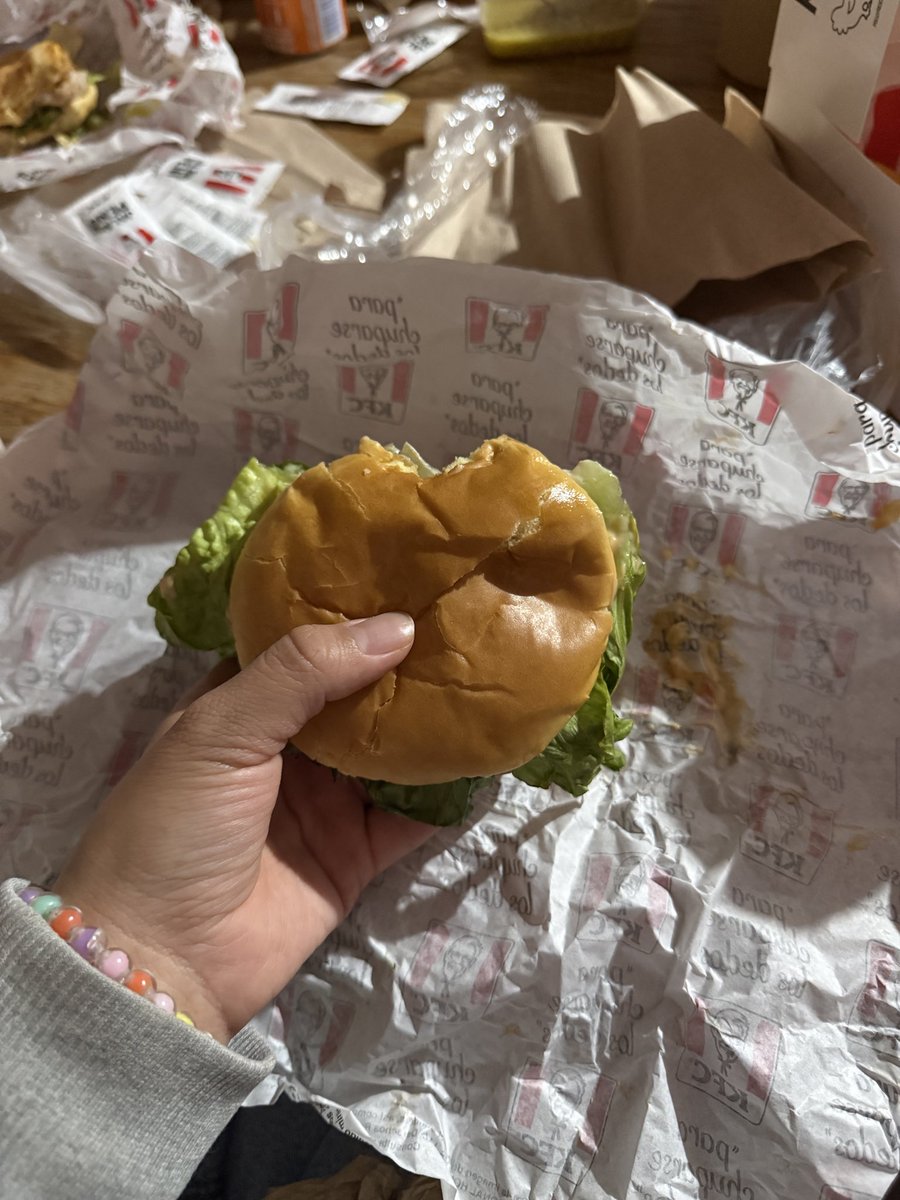 BeatrizLin64937's tweet photo. @KFC_MEXICO ayuda :( pedimos varias cosas
Las hamburguesas no corresponden al tamaño de las de los mega box, aparte no me enviaron mi papas familiares que si pagué :( 
Es la segunda ves que me hacen lo mismo con las papas! Ayuda, ahorita ya no contestan :( https://t.co/jMKz3ZH4mH