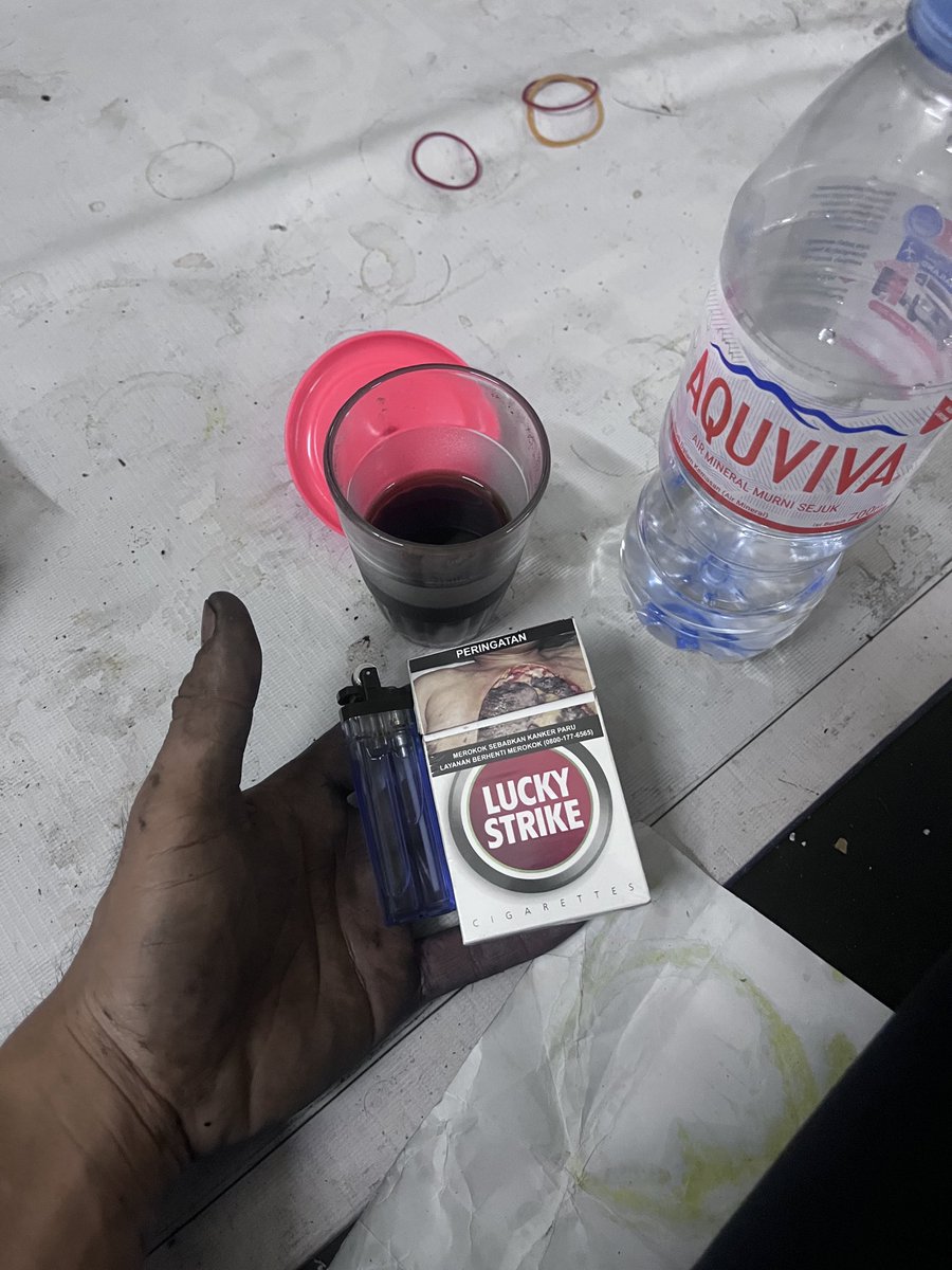 Humanofbastard's tweet photo. Gapapa rokok kamu bukan marlboro merah, yang penting jangan sampai roko ilegal https://t.co/COaiIdbtVT