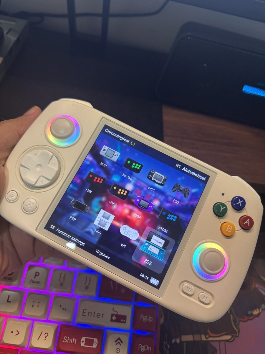 widius's tweet photo. #WTS
 ANBERNIC RG CUBE (kondisi tuh R2 macet, gua baru sadar 😂 karena hampir gak pernah dipake R2 nya)

ini cocok untuk emulate GAMECUBE, dan semua DS,3DS (Sudah ada custom Border)

Terus semua game yg resolusi 1:1 ini cakep banget.  2 juta ya. https://t.co/u593Y83Gbt