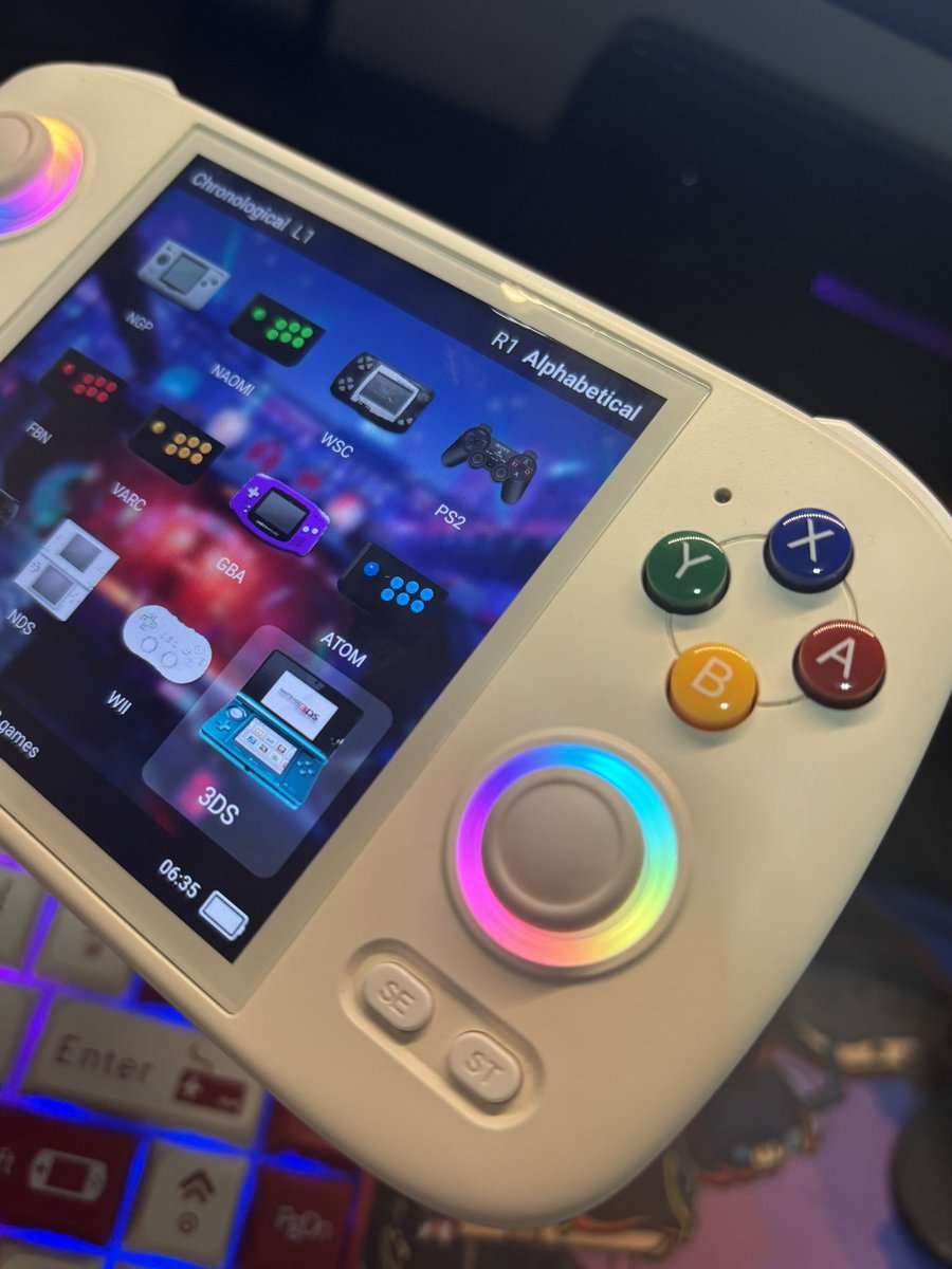 widius's tweet photo. #WTS
 ANBERNIC RG CUBE (kondisi tuh R2 macet, gua baru sadar 😂 karena hampir gak pernah dipake R2 nya)

ini cocok untuk emulate GAMECUBE, dan semua DS,3DS (Sudah ada custom Border)

Terus semua game yg resolusi 1:1 ini cakep banget.  2 juta ya. https://t.co/u593Y83Gbt