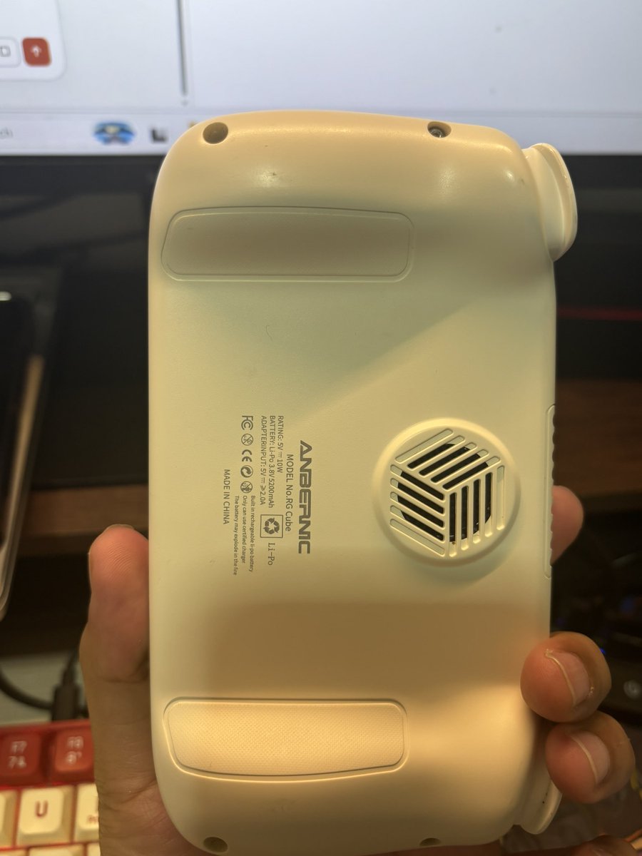 widius's tweet photo. #WTS
 ANBERNIC RG CUBE (kondisi tuh R2 macet, gua baru sadar 😂 karena hampir gak pernah dipake R2 nya)

ini cocok untuk emulate GAMECUBE, dan semua DS,3DS (Sudah ada custom Border)

Terus semua game yg resolusi 1:1 ini cakep banget.  2 juta ya. https://t.co/u593Y83Gbt