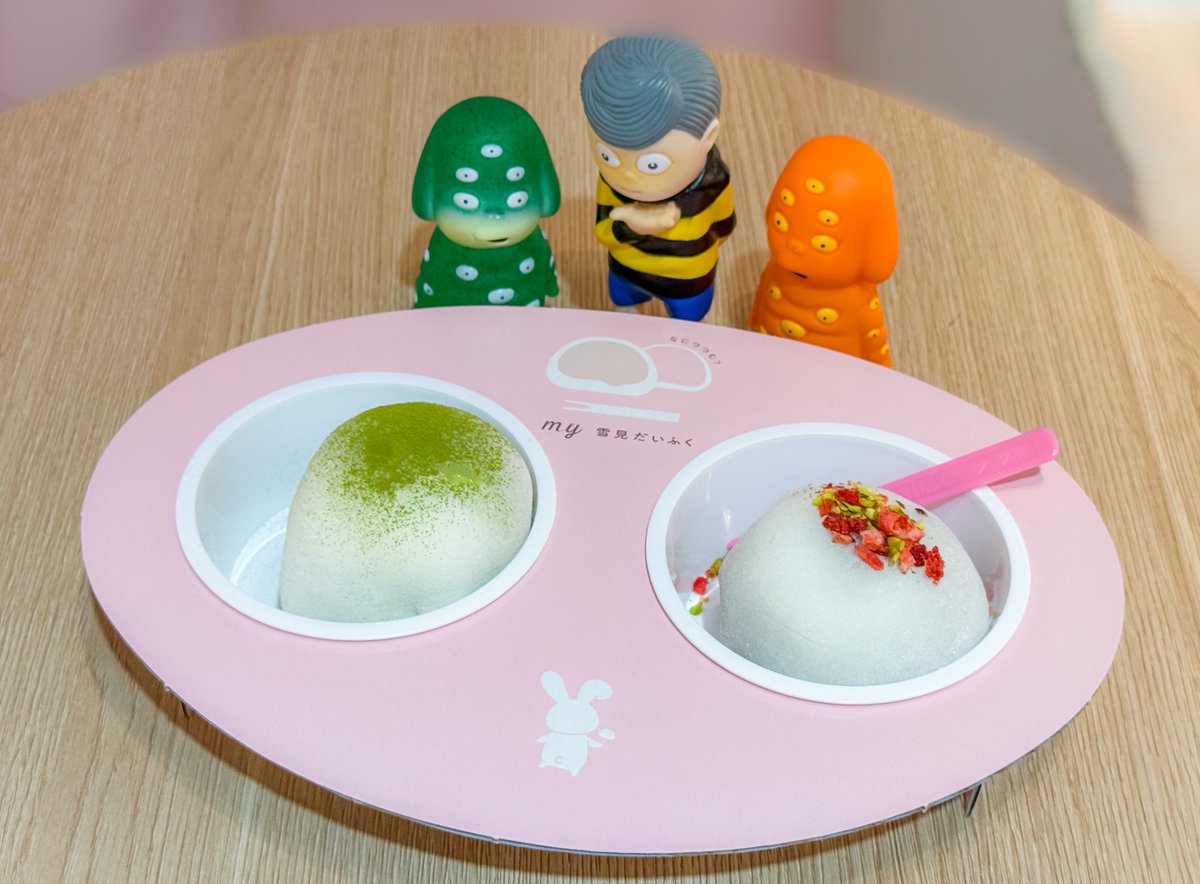 RahmenTime's tweet photo. 雪見だいふくをカスタムオーダーできるお店に行ってきた🐇♡   抹茶アイス+マルカルポーネ+抹茶パウダーとチョコミント+ベリー+フランボワーズにしてみた   流通品より求肥が厚くて内側の緑色が透けず野望残念😂美味しかった〜 https://t.co/NgKEh8iGIU