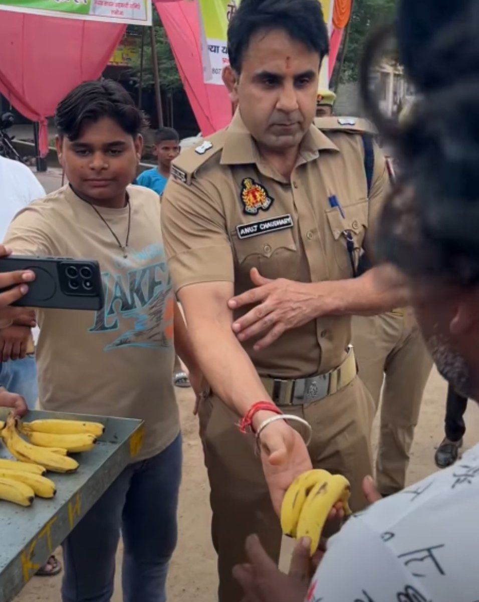 azizkavish's tweet photo. ASP अनुज चौधरी

1-सावन में केला बांट रहे है

2-मोहर्रम में इंच टेप लेकर घूम रहे थे https://t.co/i5cmJ0Q7uw