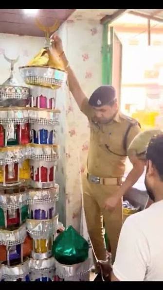 azizkavish's tweet photo. ASP अनुज चौधरी

1-सावन में केला बांट रहे है

2-मोहर्रम में इंच टेप लेकर घूम रहे थे https://t.co/i5cmJ0Q7uw