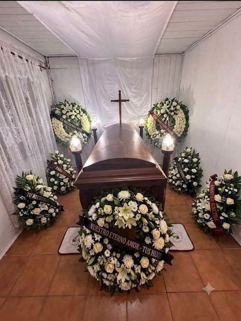 VigiaCiudadano7's tweet photo. "Qué ironía… hace un mes no había $300 pesos para sus pastillas, pero hoy hasta sobró para los mariachis."

El murmullo del vecino cortó el aire pesado de la funeraria como un cuchillo.
Y era la pura verdad.

Don Ernesto pasó sus últimos meses partiendo sus pastillas para la presión por la mitad.
Quería que le rindieran.
Cada vez que llamaba a sus hijos, la respuesta era un eco cansado:
—“Ahorita andamos muy apretados, papá. La otra quincena sin falta te apoyamos.”

Ernesto nunca reclamó.
Se tapaba con su cobija gastada, se tomaba un té de manzanilla para engañar el frío y esperaba esa "otra quincena" que nunca llegó.

Pero el martes, el corazón de Ernesto no aguantó más la espera.
Y de repente, ocurrió un milagro macabro: el dinero apareció de la nada.

Sus hijos, los que "andaban apretados", sacaron las tarjetas de crédito sin pensarlo.
Compraron un ataúd de caoba de $40,000 pesos.
Mandaron traer tres coronas gigantes de rosas blancas que costaban más que el tratamiento médico de todo un año.
Contrataron un mariachi para que cantara a todo pulmón.
Incluso pagaron un banquete de café y comida para decenas de invitados.

En 48 horas reventaron el dinero que le negaron a su padre durante tres años de enfermedad.

Ahí, viéndolos llorar abrazados a la caja de madera fina, todos los presentes entendieron la estafa de los funerales de lujo.
No estaban honrando a su padre.
Estaban comprando anestesia para su propia culpa.

LA VERDAD BRUTAL:
Nuestra cultura padece de una enfermedad emocional muy cruel: somos tacaños con los vivos y millonarios con los muertos.
Le compramos coronas al que ya no puede olerlas, intentando tapar la vergüenza de no haberle dado tiempo cuando todavía respiraba.

No te engañes. Gastar una fortuna en la caja de tus padres no te hace un buen hijo, solo te hace un deudor intentando pagar demasiado tarde.

El amor de verdad se demuestra en vida, en la fila de la farmacia y en la silla del hospital.
Porque a los muertos no les importan los ataúdes caros… pero a los vivos sí les duele el abandono.