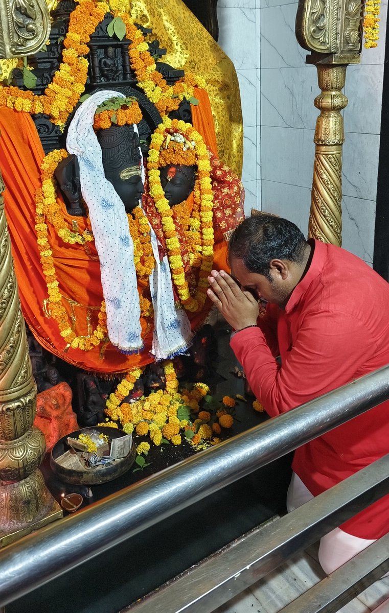 PawanA2Y's tweet photo. ॐ त्र्यम्बकं यजामहे सुगन्धिं पुष्टिवर्धनम्।
उर्वारुकमिव बन्धनान् मृत्योर्मुक्षीय माऽमृतात्॥
भगवान शिव की भक्ति एवं आराधना को समर्पित पावन श्रावण मास के प्रथम सोमवार के अवसर पर सभी  को हार्दिक शुभकामनाएं!
#sawanspecial https://t.co/OKhwz3zUPv