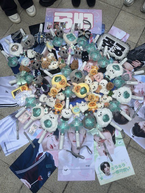 luv_sumin313's tweet photo. 첫콘 때 공연 끝나고 저녁에 이런 응원봉 마법진 만드실 분들 구해요ㅠ! 편하게 흔적 남기고 가세요!! 안 친해도되고 맞괄도 아니어도 돼요!! https://t.co/sgzP0GIrNo
