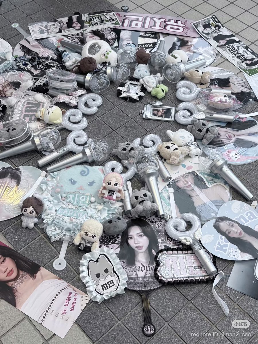 luv_sumin313's tweet photo. 첫콘 때 공연 끝나고 저녁에 이런 응원봉 마법진 만드실 분들 구해요ㅠ! 편하게 흔적 남기고 가세요!! 안 친해도되고 맞괄도 아니어도 돼요!! https://t.co/sgzP0GIrNo
