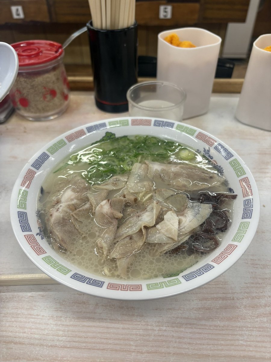maimaimama1203's tweet photo. 今日は生誕祭💦
連休もらって毎日ゆったりしてたけど、当日はバタバタ
あ、ここの掃除、あ、ここも
あー、休まらない

そんな日の朝ラー、290円也
左は今日
右は先日のチャーシューメン
どっちがお好み⁉️

#博多ラーメン https://t.co/SPHlheWfFg