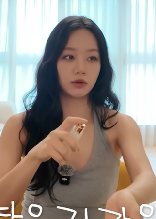idolperfume_zip's tweet photo. ଘ..★ 260803 혜리 향수 정보              

ಣ 혜리
ಣ 브랜드: MEMO PARIS    
ಣ 제품명: 오데옹 로즈버드 오 드 퍼퓸
ಣ 가격: 420,000원 (75ml)     
ಣ 향기 가이드: 플로럴 | 살구 | 화이트머스크
▶https://t.co/KHL8mpH4tL

#혜리 #HYERI https://t.co/FoTT58HyzJ