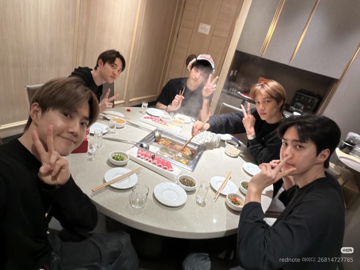 k_potato22's tweet photo. 엑소 스케줄뛰고 다같이 밥먹는 사진 항상 좋음 https://t.co/fvdIJKGwOn