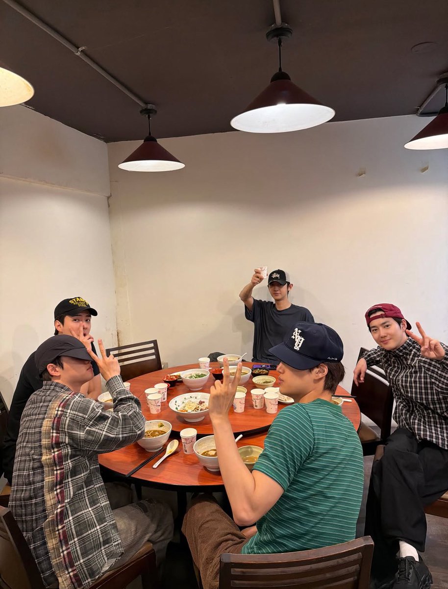 k_potato22's tweet photo. 엑소 스케줄뛰고 다같이 밥먹는 사진 항상 좋음 https://t.co/fvdIJKGwOn