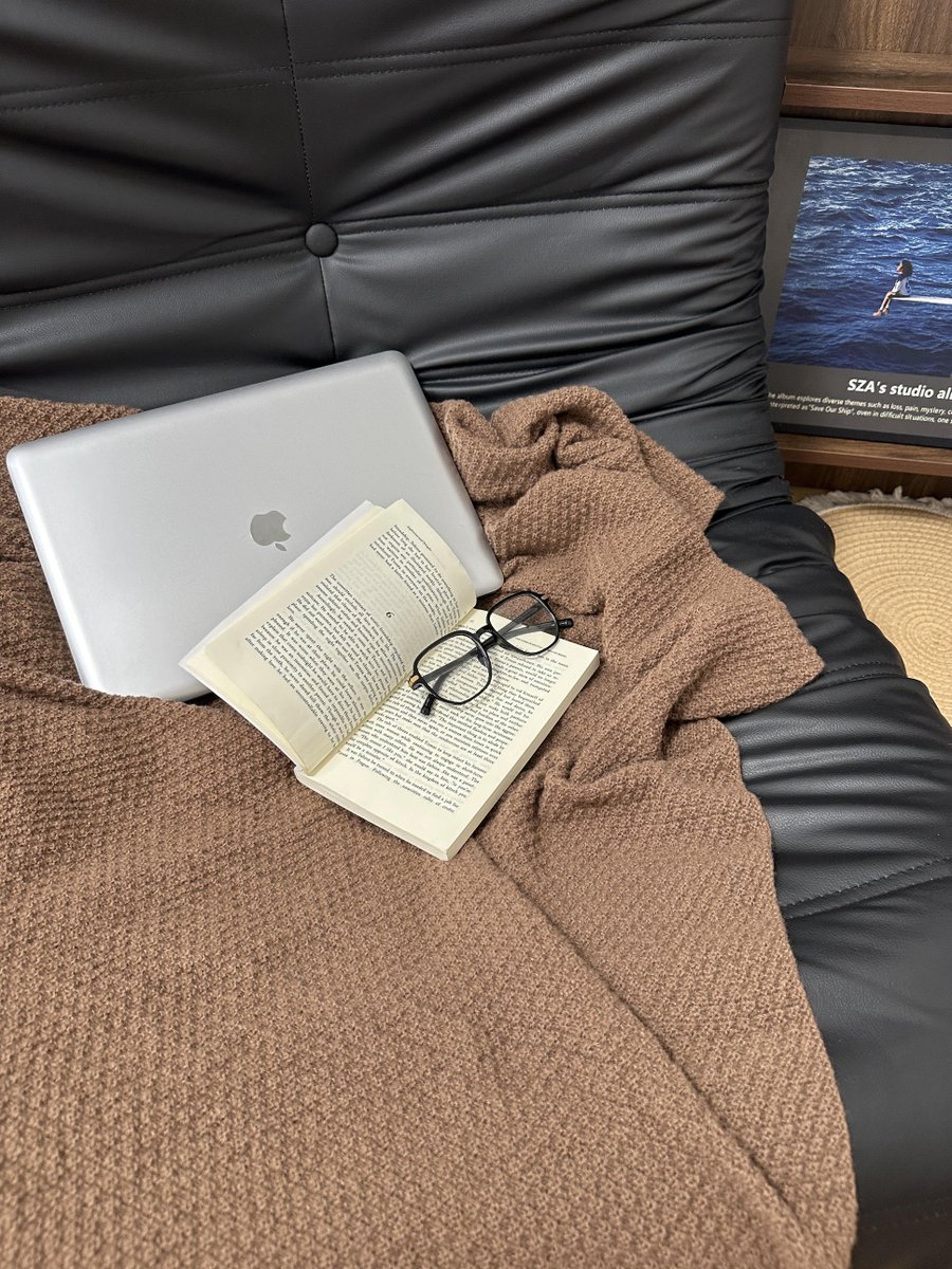 SHelenaSG's tweet photo. This sofa seems to have a magical power; I always end up falling asleep on it without even realizing it. https://t.co/8ypN7QFfuH