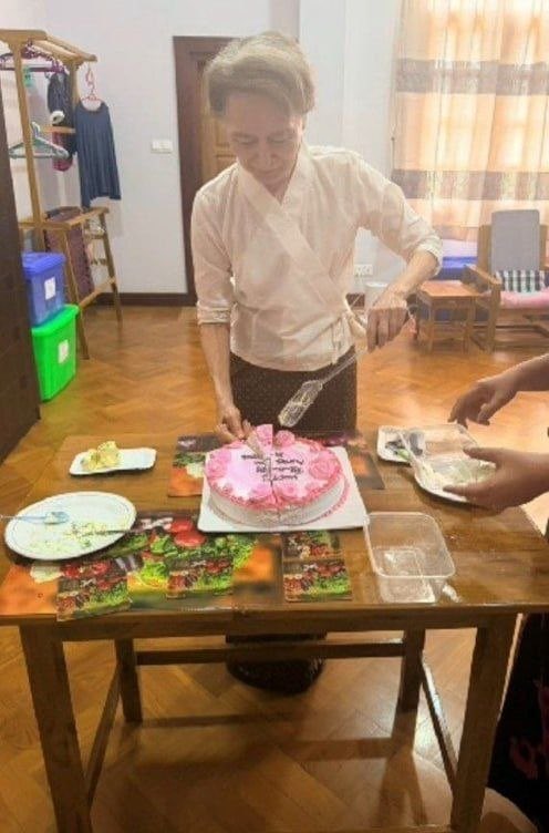 cape_diamond's tweet photo. #BREAKING: ICRC Resident Representative to Myanmar Meets Aung San Suu Kyi

The @ICRC Resident Representative to #Myanmar, Mr. Arnaud de Baecque, met with Aung San Suu Kyi this morning, with Nay Pyi Taw officials also releasing photos from her recent 81st birthday. She has been detained by the regime since the February 2021 coup and is currently believed to be under house arrest.

#WhatsHappeningInMyanmar #AungSanSuuKyi