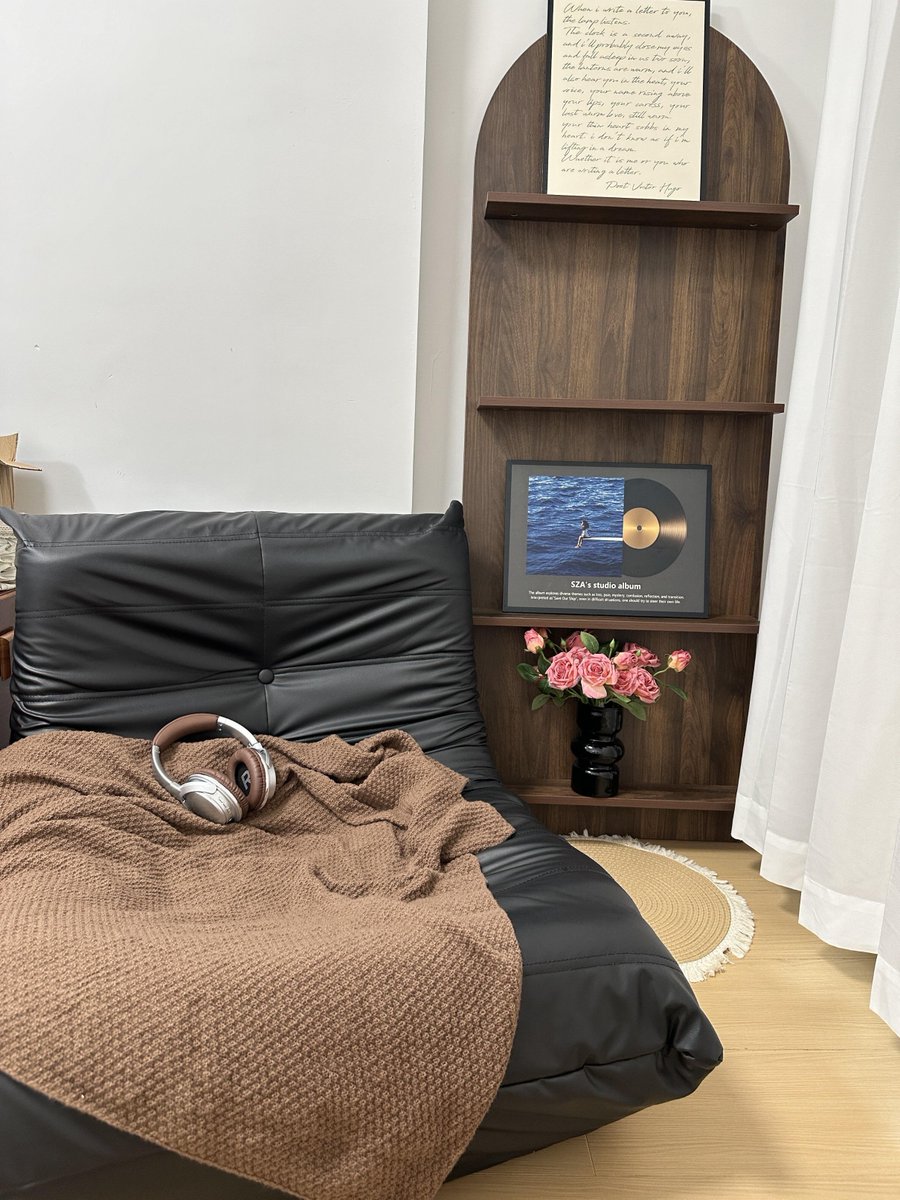 SHelenaSG's tweet photo. This sofa seems to have a magical power; I always end up falling asleep on it without even realizing it. https://t.co/8ypN7QFfuH