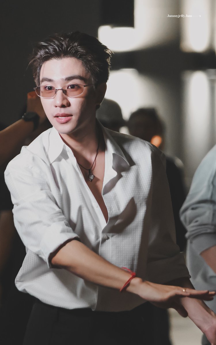 jammyjellyjam's tweet photo. เพิร์ธใส่แว่น+เชิ๊ตขาว ร่างทองมาก โคตรแด๊ดดี้

PSD MOGULARRIVAL FS26
#งานมหกรรมนิยายนานาชาติ2026xPerthSanta
#PerthTanapon https://t.co/PgnyU49kD2