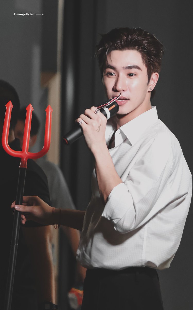 jammyjellyjam's tweet photo. เพิร์ธใส่แว่น+เชิ๊ตขาว ร่างทองมาก โคตรแด๊ดดี้

PSD MOGULARRIVAL FS26
#งานมหกรรมนิยายนานาชาติ2026xPerthSanta
#PerthTanapon https://t.co/PgnyU49kD2