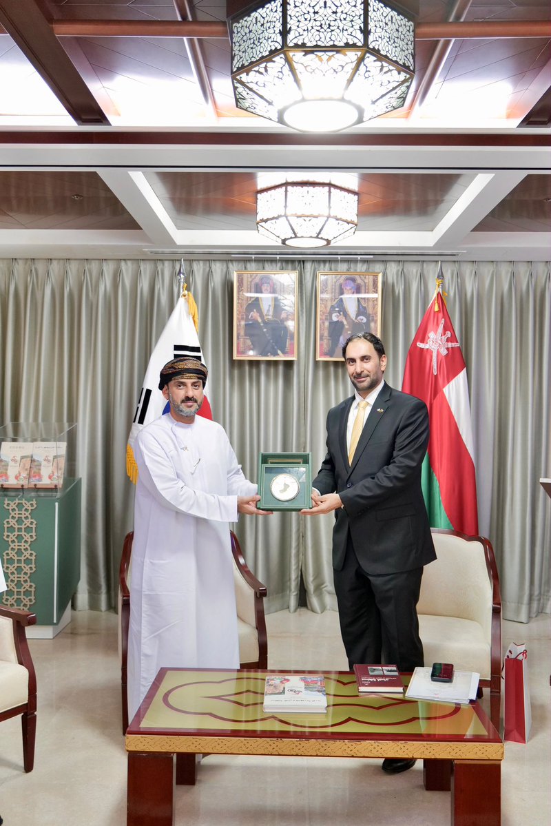 oman_seoul's tweet photo. استقبلت السفارة وفدا من هيئة الوثائق والمحفوظات المشارك في البرنامج التدريبي الذي يهدف إلى الاطلاع على التجربة الكورية في مجال إدارة الوثائق والسجلات الوطنية، والتعرف الى أحدث الممارسات في توظيف تقنيات الذكاء الاصطناعي في حفظ وادرة الوثائق. https://t.co/t9UsbsVgBS