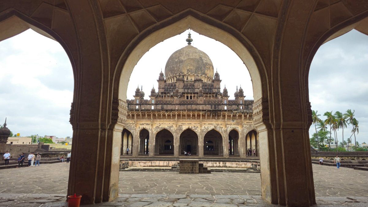 DSCA81051717's tweet photo. An enriching experience that will inspire their upcoming design studio projects.
#DSCA #BArch #FieldStudy #HeritageWalk #Bijapur #ArchitecturalEducation #LearningBeyondClassroom #DesignStudio #SenseOfPlace #HeritageArchitecture #ArchitecturalDocumentation #FutureArchitects https://t.co/9JQ6jcNnMo