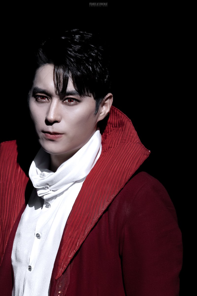 fraises__photo's tweet photo. 260802 드라큘라 밤공 커튼콜

검게 드리우는 영원한 저 어둠
빛의 세상 이제 잊어야 하나

드라큘라 백작 役 #전동석 https://t.co/UObkgoNeU0