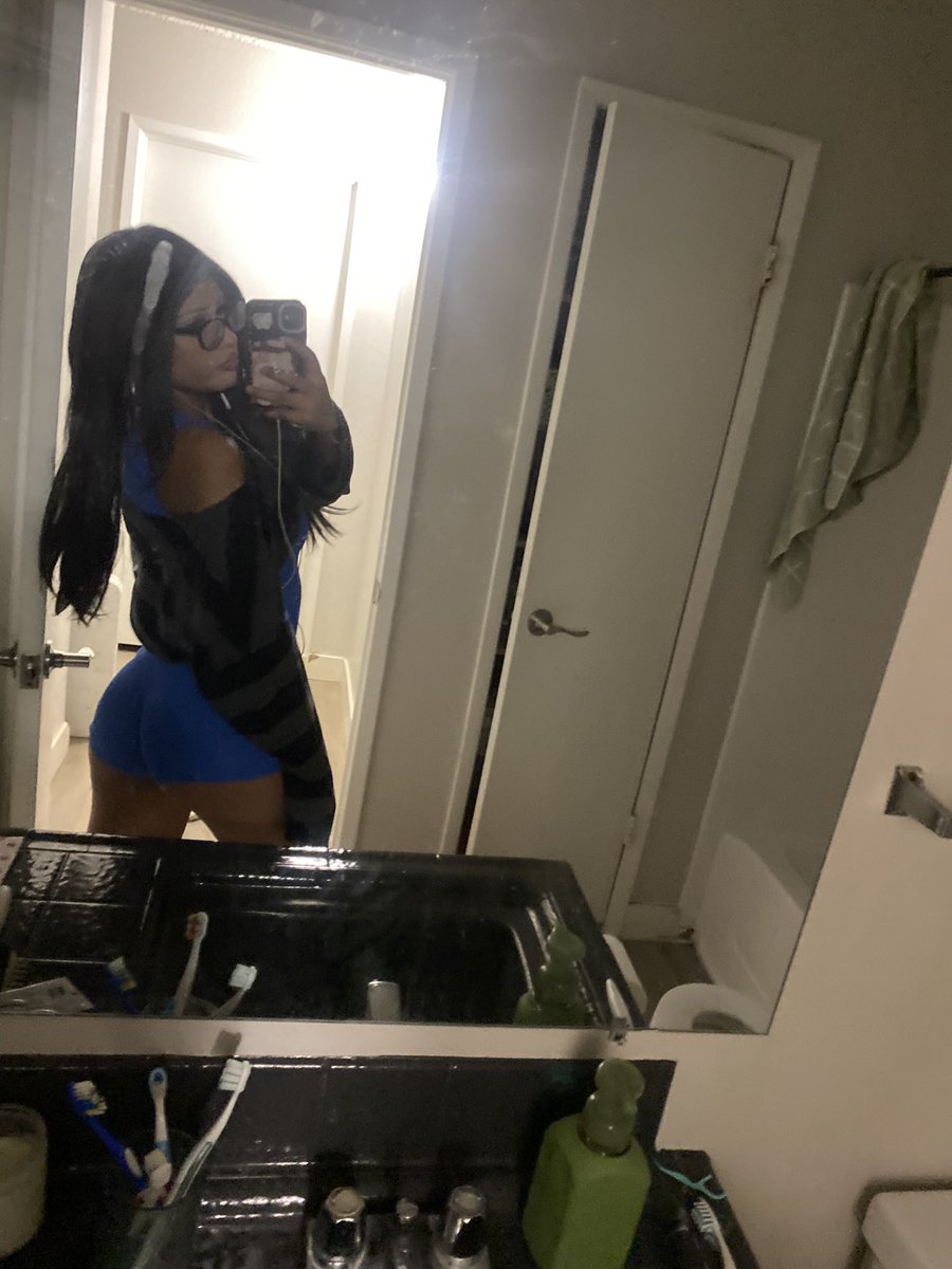 rw1sea's tweet photo. good desls rn babys lmk for the menu 👅 https://t.co/aNXBu0ZQBR