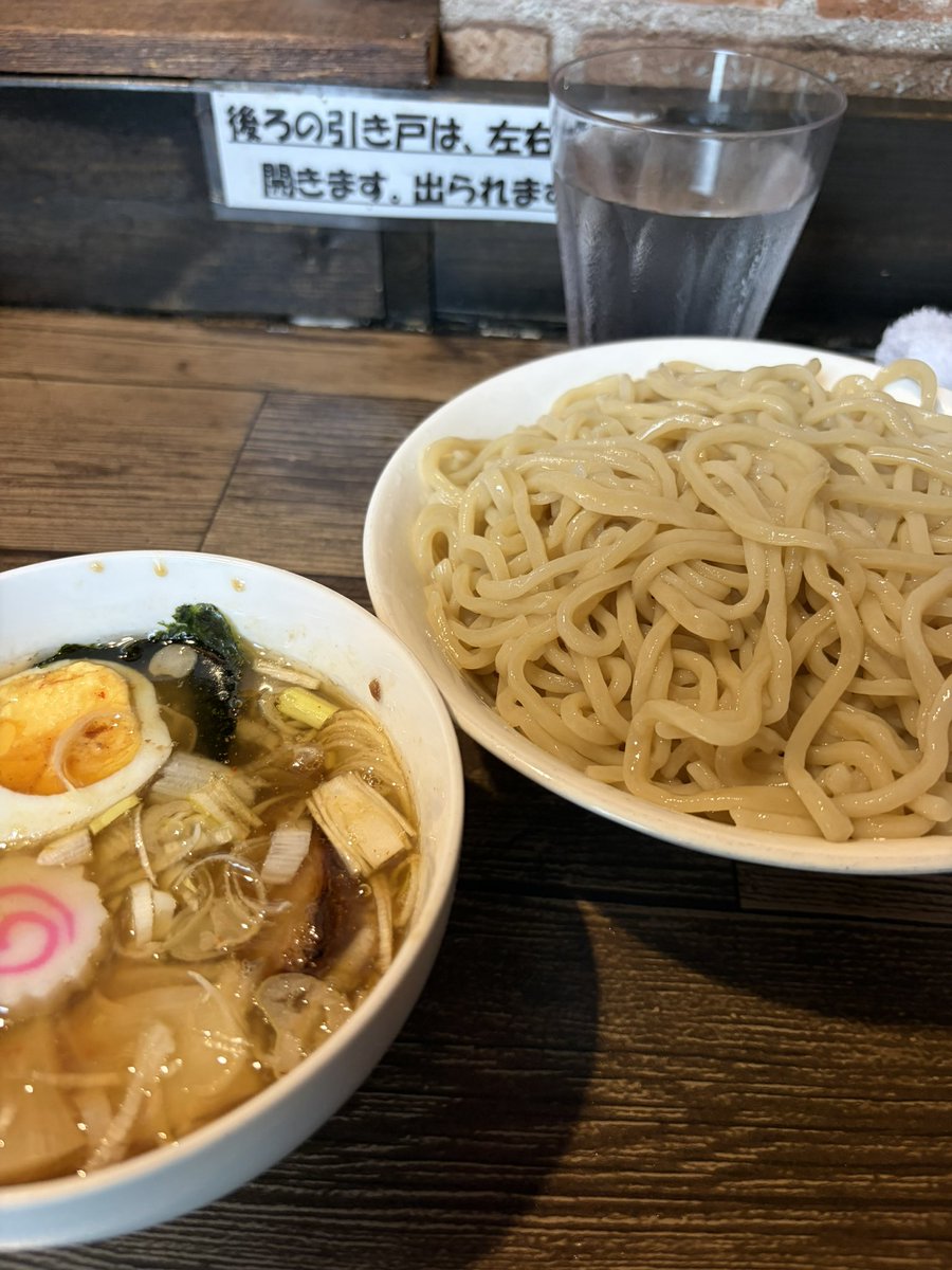 taro3293's tweet photo. 裏サブロンのつけ麺を食す。麺やわらかめであまり好みではなかったかなぁ。暑いし動画延々流れてて食欲が。。 https://t.co/wgbX0xyBoX