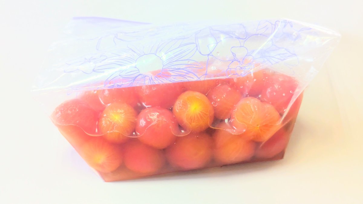 _ayappe_vrc's tweet photo. ◆冷やしミニトマト～🍅🧊◆

①沸騰したお湯に洗ったミニトマトを入れ20秒茹でる

②氷水で冷やし、しっかり冷えたら皮をむく

③密封容器(袋)に入れ、
・白だし 大さじ2
・ポン酢 小さじ1/2
・水 大さじ4
を入れ半日漬ける

冷えっ冷えの甘いミニトマトが
夏にピッタリのお酒のおつまみに～\🍅/✨ https://t.co/GJSx10WJtF