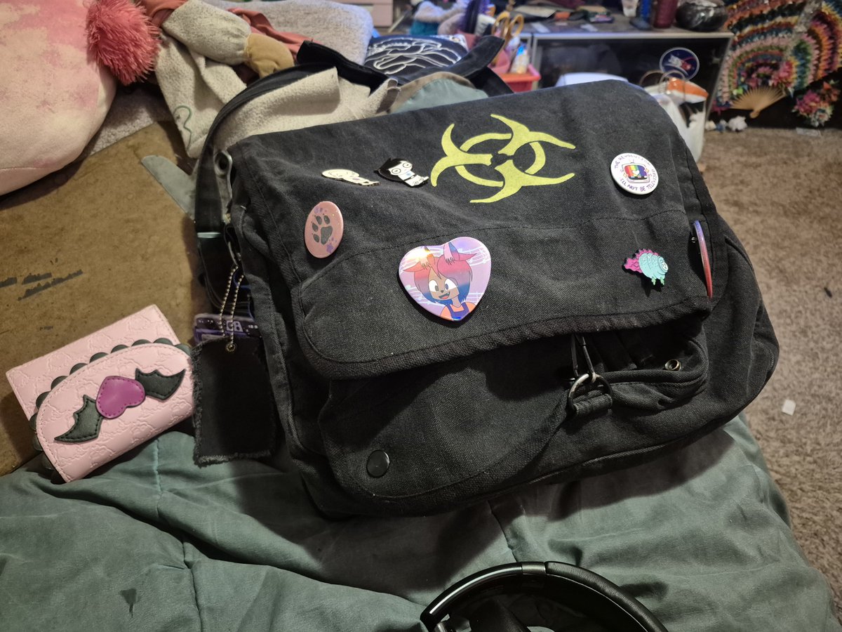 Auryclair's tweet photo. Tomorrow I have to go out and drop off a package at the post office. I am literally about to be Derpy Hooves with the fact that I'm about to go and deliver mail 
#MLP 
#Derpy 
#mailtrip https://t.co/05uCkFYUyD