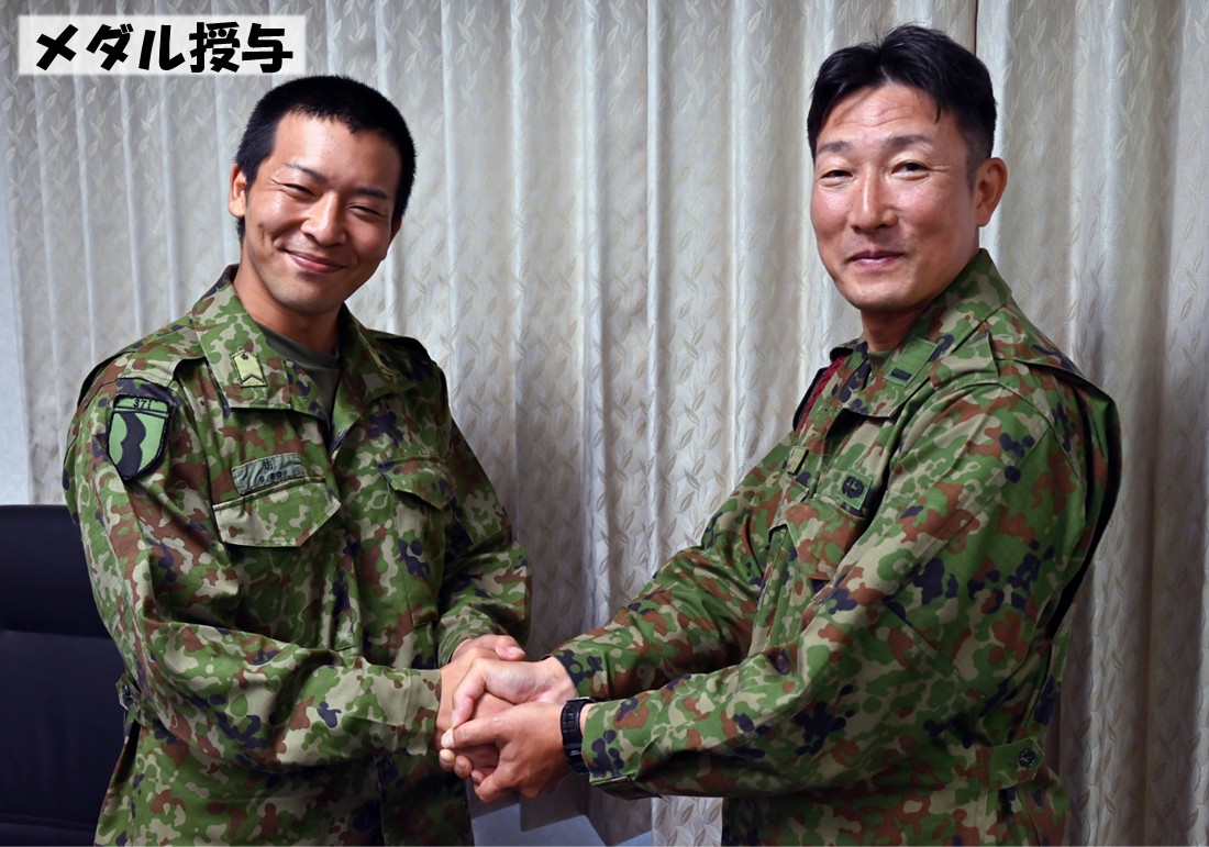 師団最先任上級曹長により授与】 師団最先任上級曹長は創立記念行事の