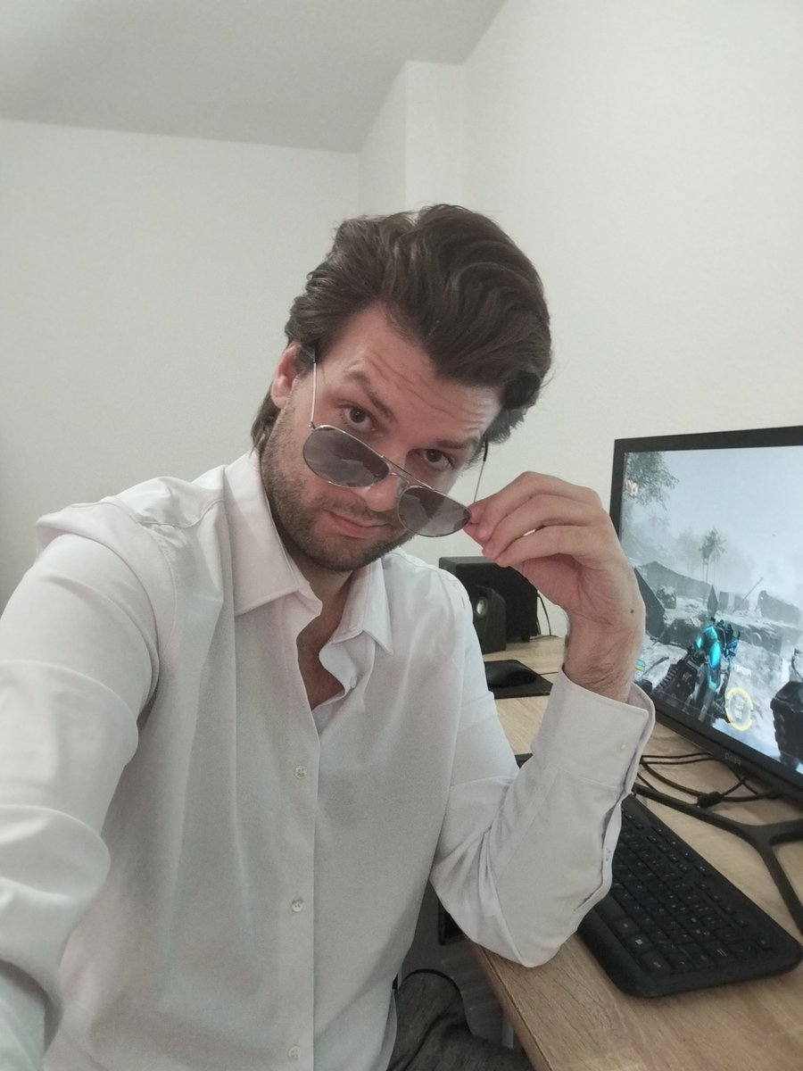 PascalBlizzard's tweet photo. Office-Desk https://t.co/5H4o72IJCh