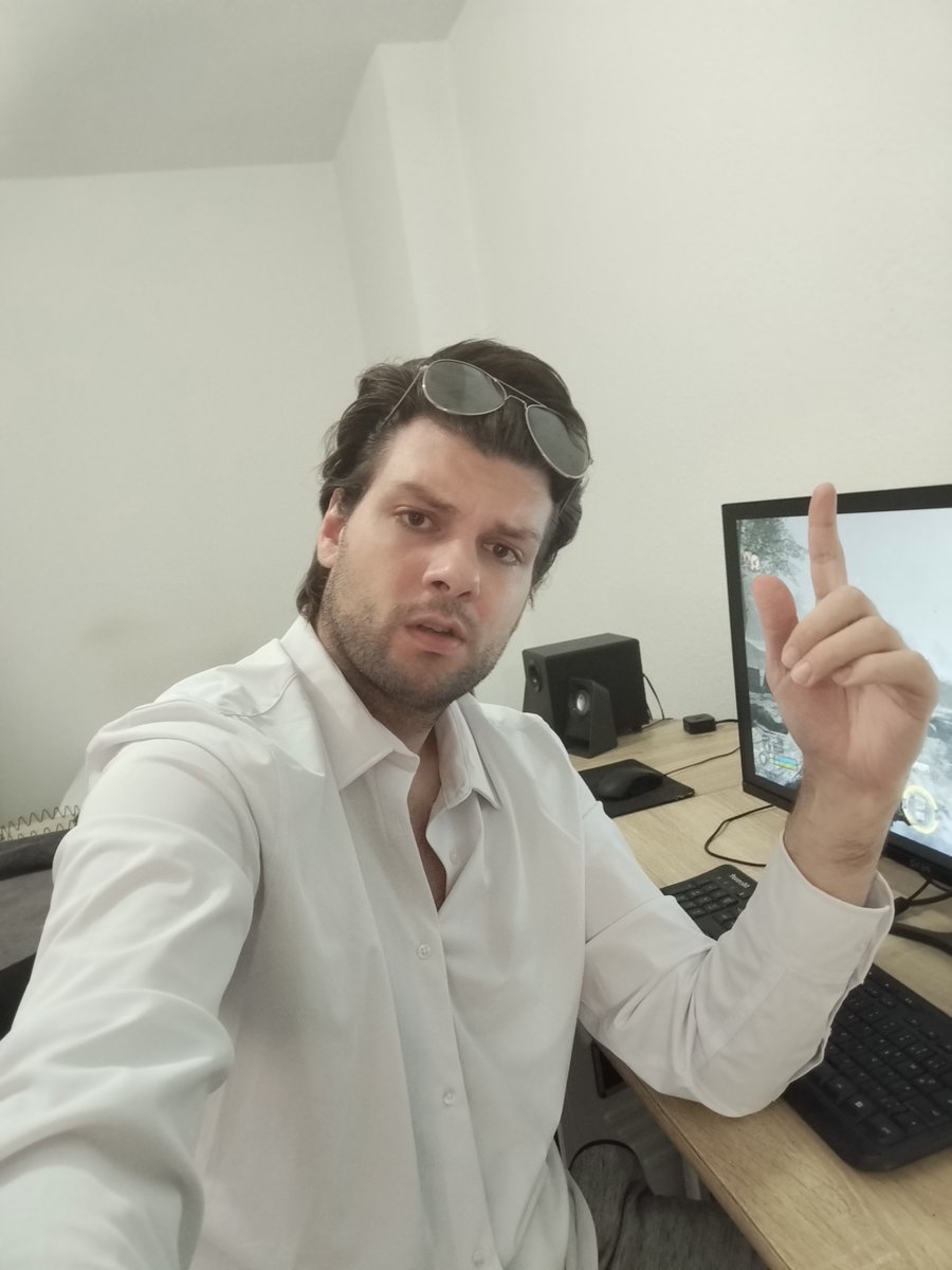 PascalBlizzard's tweet photo. Office-Desk https://t.co/5H4o72IJCh