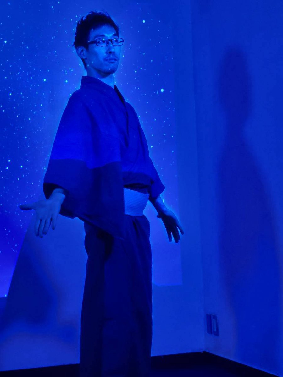 M_Y_B_H's tweet photo. 場当たり中にやたら笑い声が起きていて、何事かと思っていたのですが、どうやらこうなっていたという。コラ画像ではありません(笑)
完全にオーラかなにかを纏っています。
巷ではコスモと呼ばれていました(笑)
#uc19 https://t.co/MspLRwi6Jl