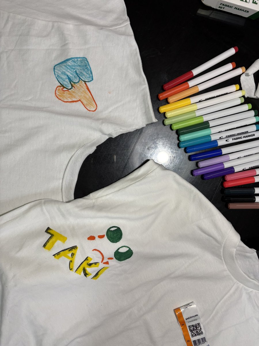 jujuyuma's tweet photo. CRAZY productive dayโฆ went to houston spontaneously.. bought kpop albums, decorated shirts, cut AND dyed my hair.. and made bracelets #AWESOMEDAY #YAY #friendship https://t.co/RDTXaxno4S