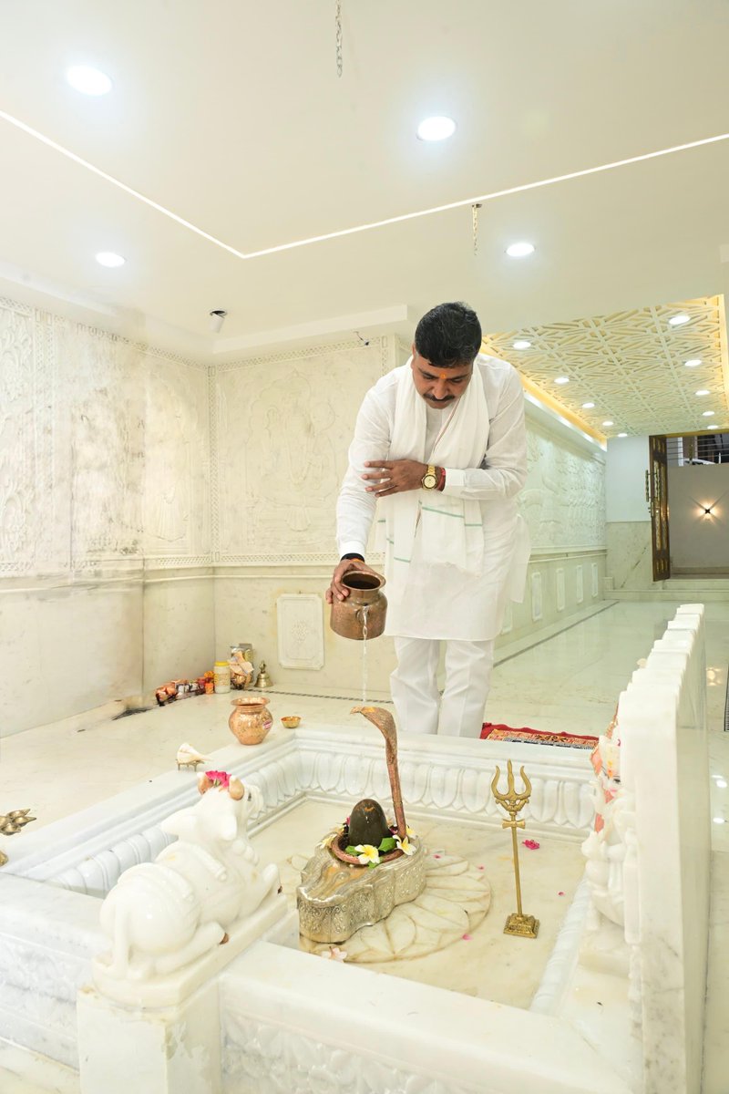 TikaRamJullyINC's tweet photo. पवित्र श्रावण मास के प्रथम सोमवार की आप सभी को हार्दिक बधाई एवं शुभकामनाएँ।

देवाधिदेव महादेव की कृपा से आप सभी के जीवन में सुख, शांति, समृद्धि और आरोग्य का वास हो। बाबा भोलेनाथ आपकी सभी मनोकामनाएँ पूर्ण करें।

हर हर महादेव! 
ॐ नमः शिवाय! 🙏🔱 https://t.co/wBKKM2jFkj