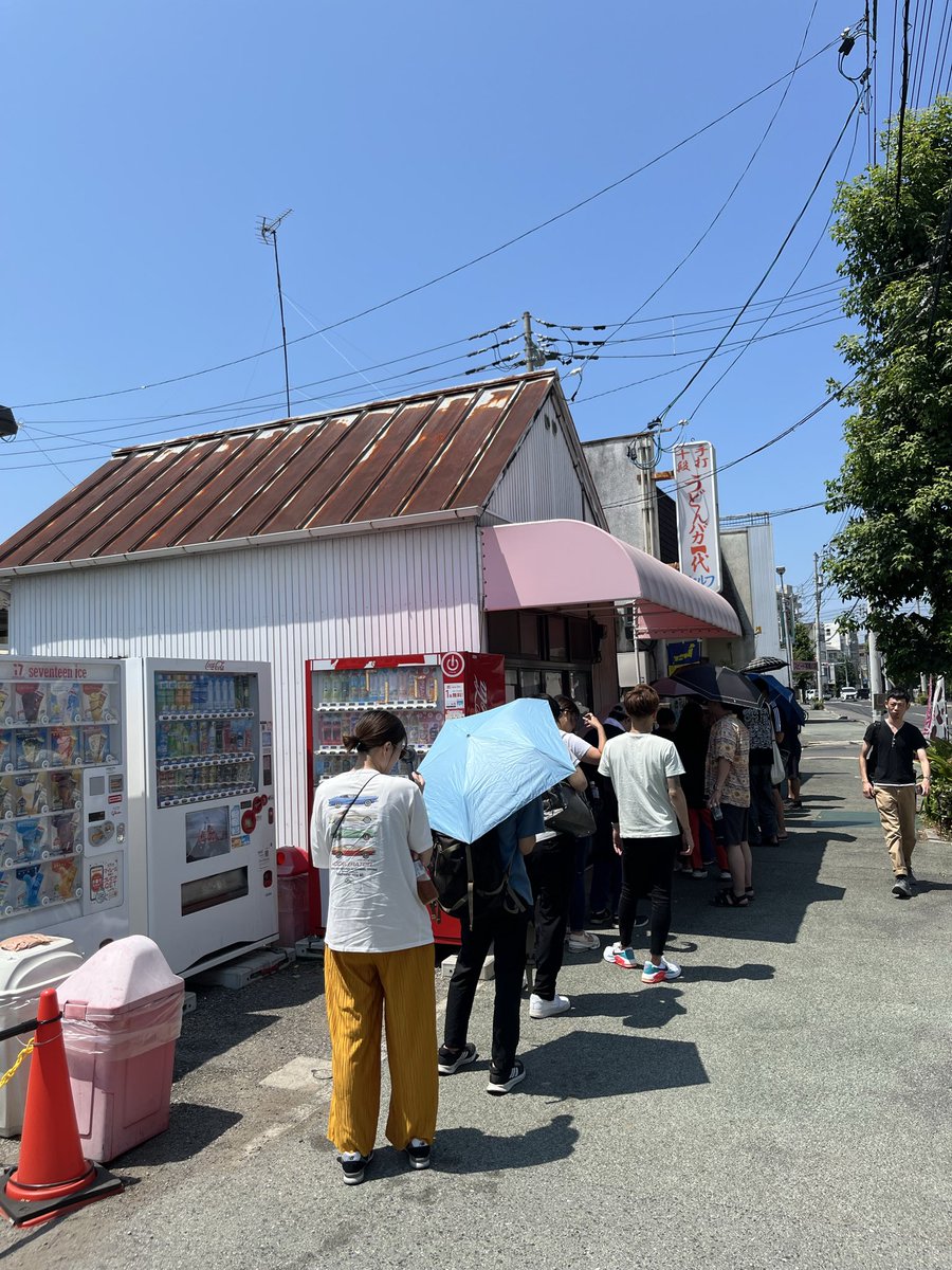 reki_dmp's tweet photo. 炎天下で並ばないといけないのヤバい https://t.co/iWV0QilKeQ