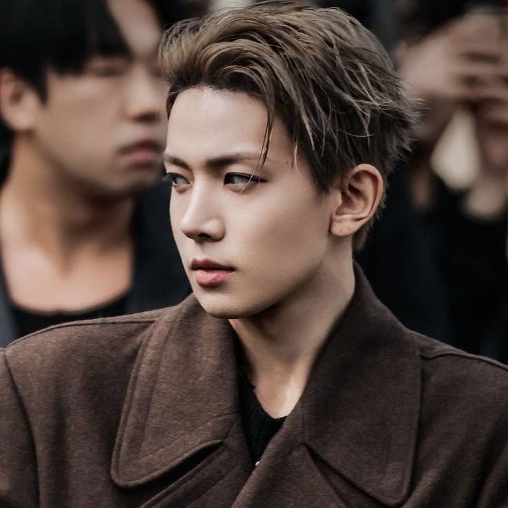 ohsiocean's tweet photo. a #heesun au;
— good luck, babe!

talvez, evan não quisesse aceitar o fato de estar completamente apaixonado pelo seu amigo de infância – com quem deu seu primeiro beijo – e agora estava preso a um casamento sem amor com uma garota por não aceitar seus sentimentos por sunoo. https://t.co/gDKAtoFdVr