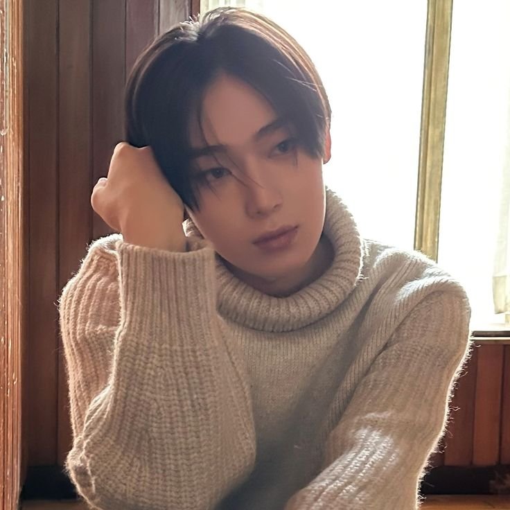 ohsiocean's tweet photo. a #heesun au;
— good luck, babe!

talvez, evan não quisesse aceitar o fato de estar completamente apaixonado pelo seu amigo de infância – com quem deu seu primeiro beijo – e agora estava preso a um casamento sem amor com uma garota por não aceitar seus sentimentos por sunoo. https://t.co/gDKAtoFdVr