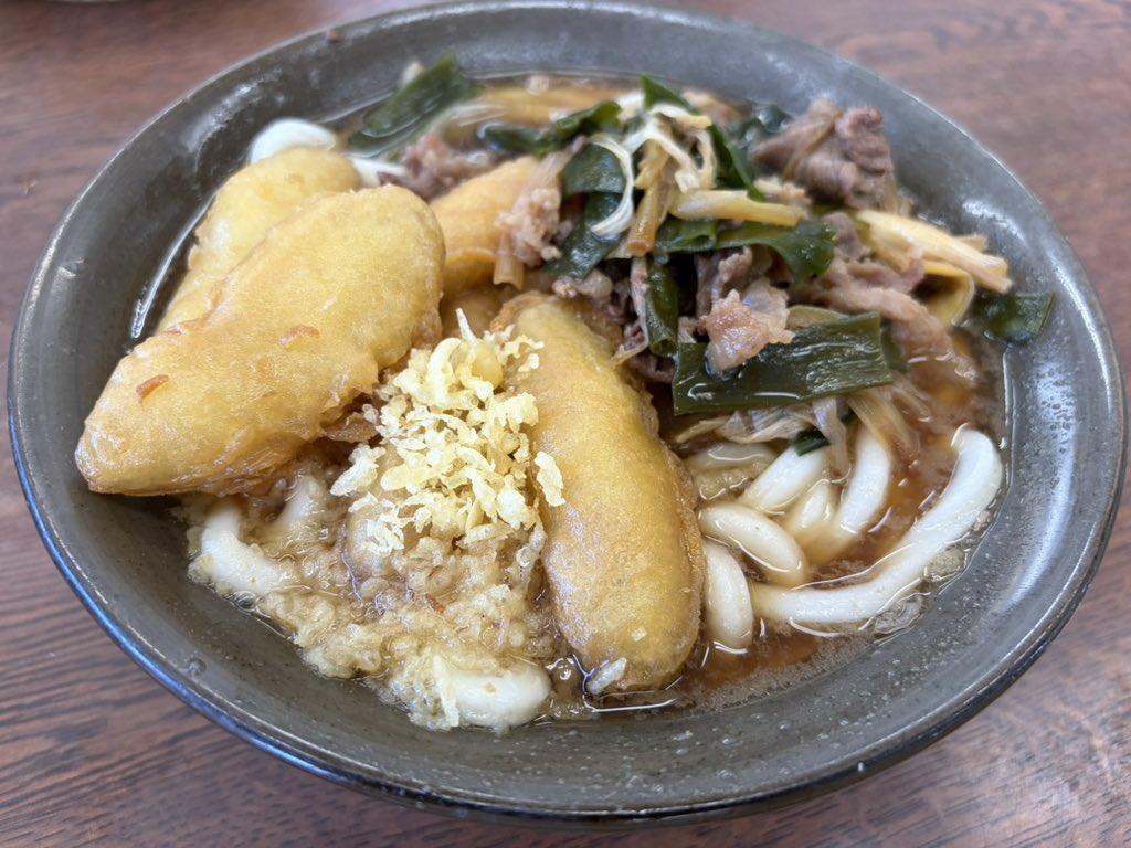 m16goqugm's tweet photo. 牧のうどん 白水店@肉ごぼ天うどん  福岡県を中心に展開するうどんチェーン店。コシが柔らかく甘めの出汁が特徴的なうどん。中々食べなれない味だが九州の独自文化を体現している一品。価格もリーズナブル。#福岡旅行 https://t.co/0CD94RMQV3