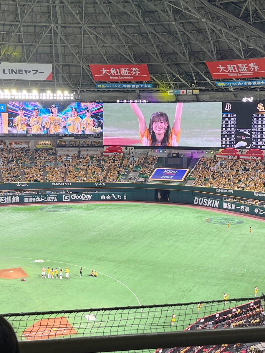 ikuta_erina0707's tweet photo. 【お知らせ- ̗̀📣】

8月12日
福岡ソフトバンクホークスVS千葉ロッテマリーンズの試合でセレモニアルピッチをさせていただきます♡

2回もセレモニアルピッチの経験をさせていただくなんて今回は目指せストライク！

りこぴと球場も盛り上げます！

https://t.co/R78Z9MUk5P https://t.co/rmDNNnTyYv