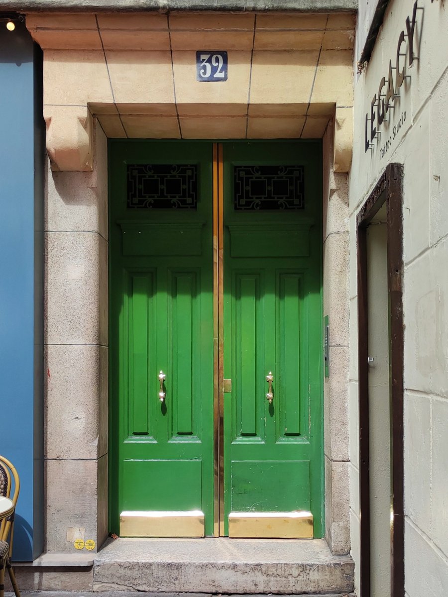 petitartmateur's tweet photo. Une porte, rue de Bièvre à #Paris près de la place #Maubert https://t.co/tAYYm05CHZ