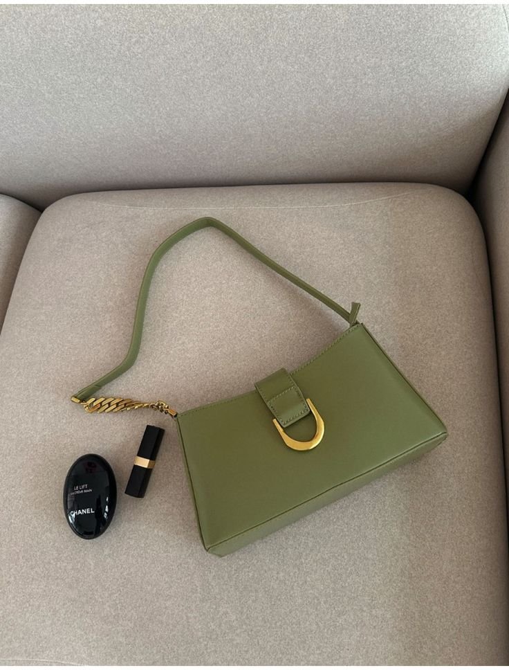 petalparadiseee's tweet photo. Olive green <3 https://t.co/COozHN8avx