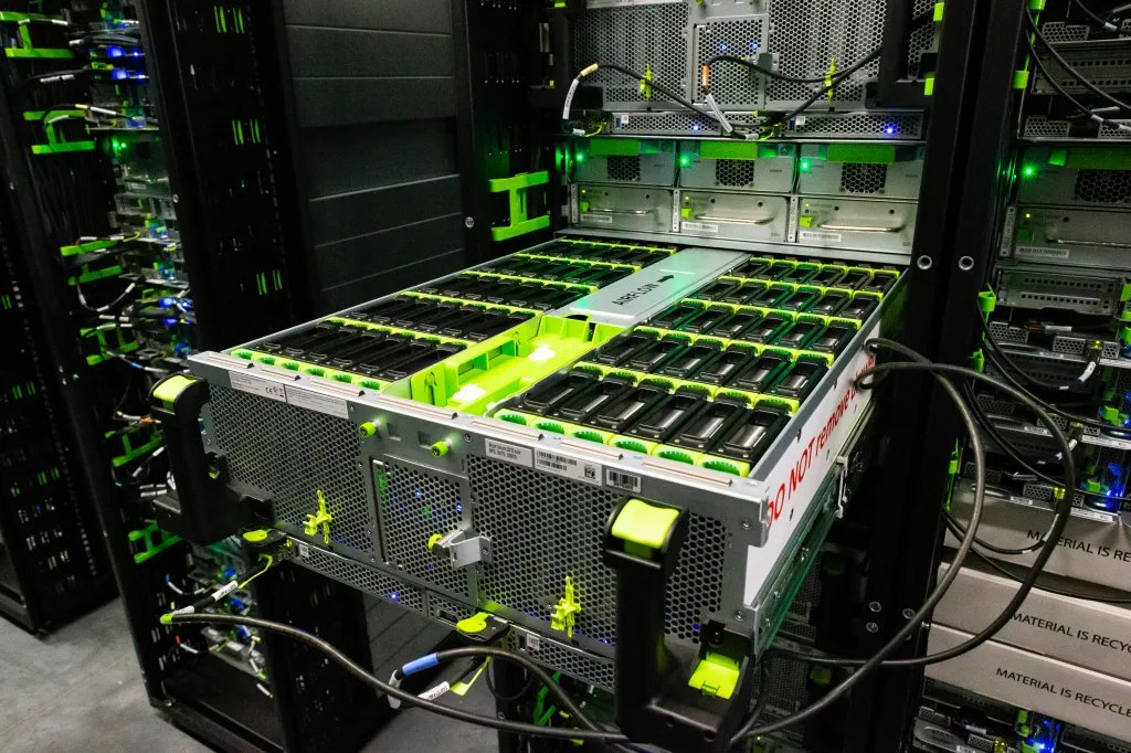 Scytheeeeex's tweet photo. Meta has so many idle GPUs, they're now buying SSDs just to keep them busy.

Read that again.

We've officially entered the era where "not enough compute" became "too much compute, not enough to do with it."
#AI #Meta #TechNews https://t.co/1I8JwGdzZV