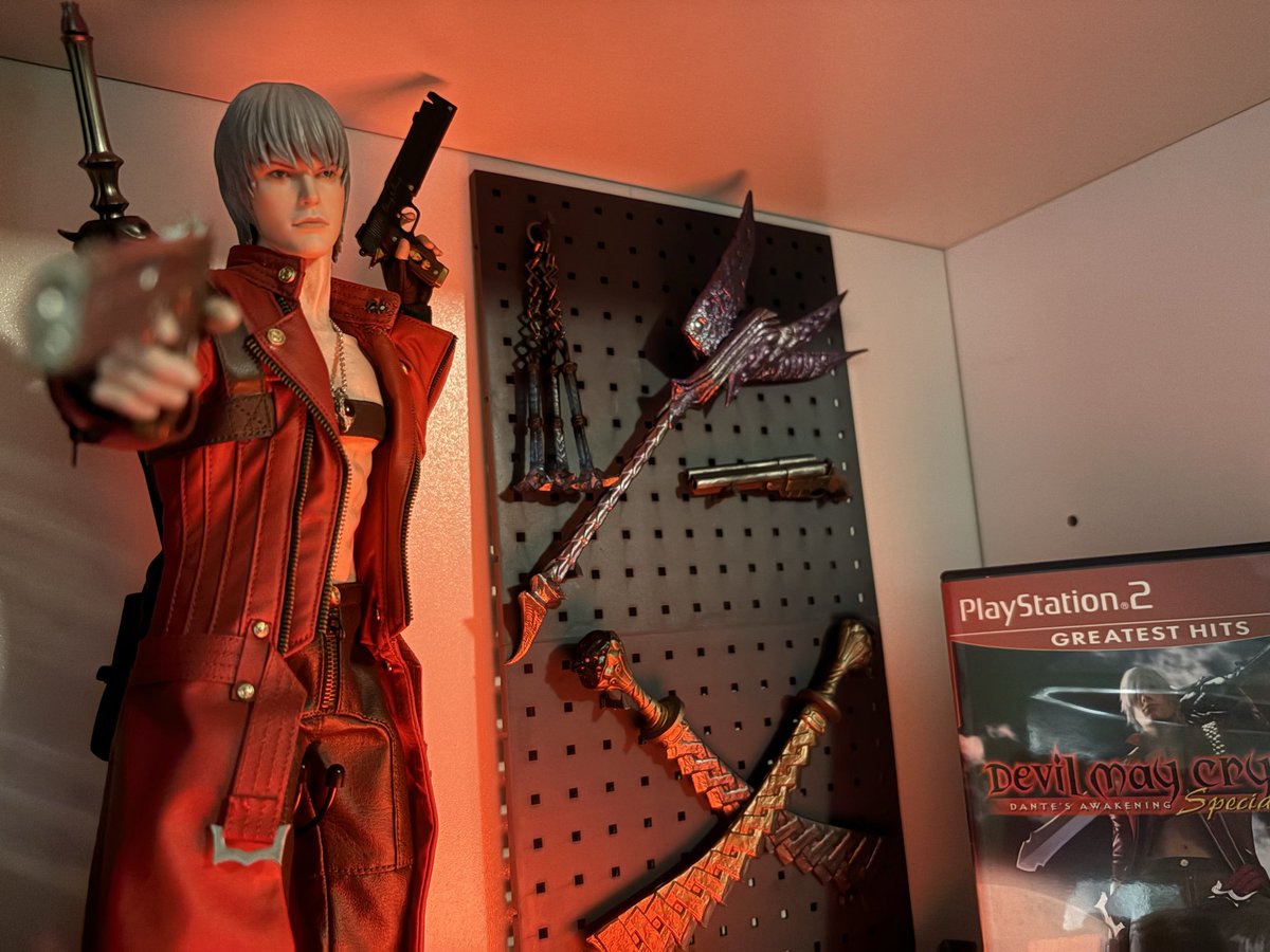 kazborzoi's tweet photo. Thank you so much to my lovely fiancé for feeding my dmc3 obsession and giving me the greatest gift I could have ever gotten for our early 1 year anniversary… 🥹 I’m not sure any other gift could ever top this one <3 I love you @kiiikoshi 💕 https://t.co/6gwsHT6W17