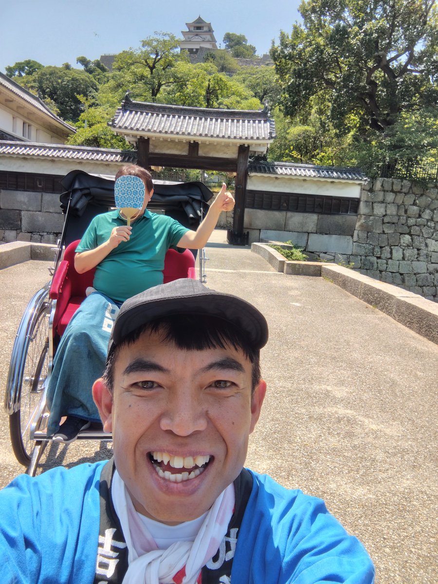 UXVTiFbVJbJSxwt's tweet photo. 腹ごなしに亀丸さんの人力車へ

この暑い中、載せてもらって本当に頭が下がります🥹

また、まるまる探艇団ちゃんねるでもよろしくお願いします(*´∀`)ﾉ

 #丸亀城
 #丸亀城お笑い人力車
 #日本一安い
 #大木亀丸
 #丸亀市観光協会 https://t.co/72z2k70vZV