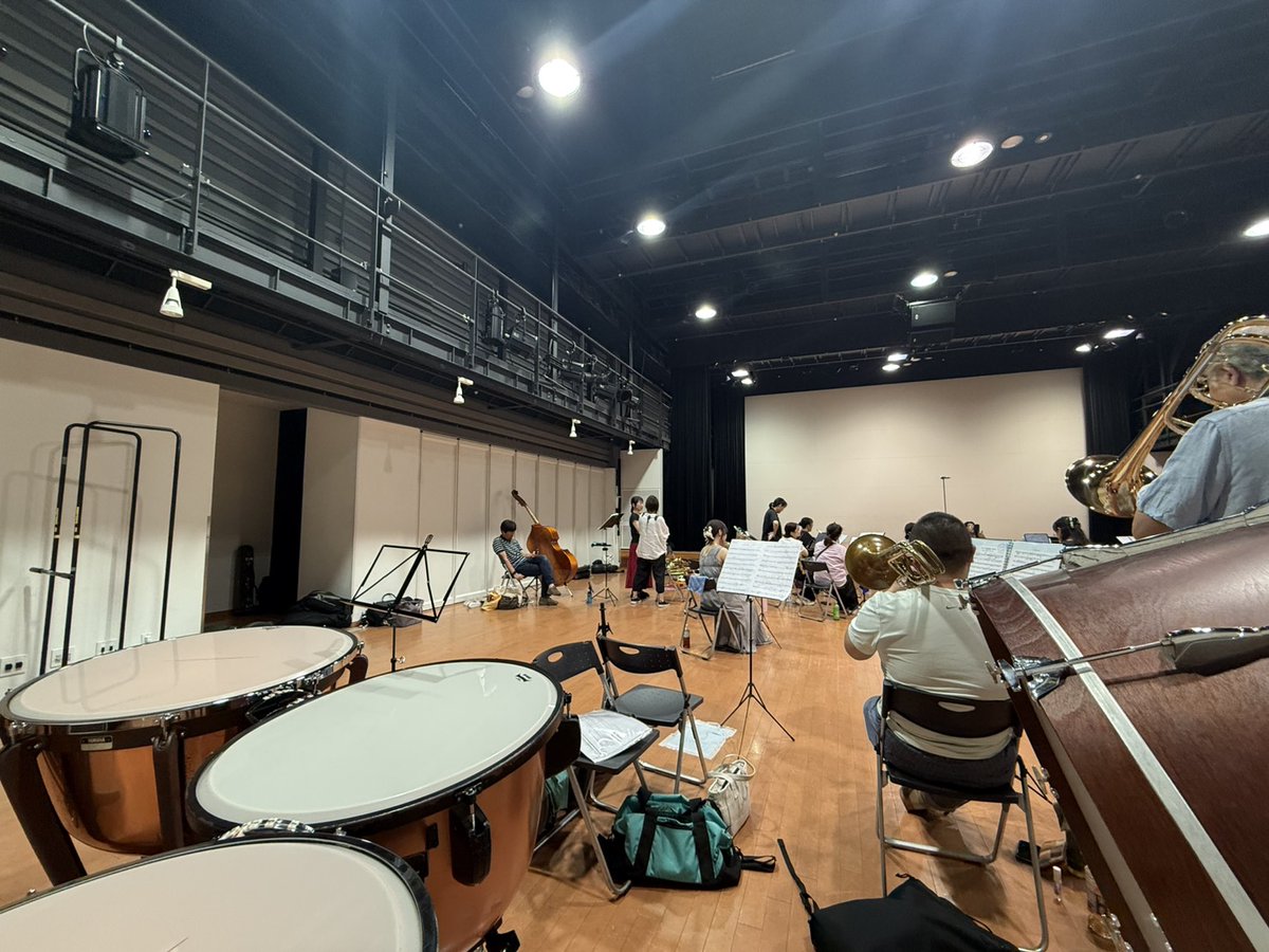 yws_brass's tweet photo. 【ブログ更新】
担当:kyon(クラリネット)
・暑いですね~ι(´Д`υ)涼しい会場ですが熱くて暑いです🔥
・チラシのイメージになった曲の連符に食らいついています👀💦
・体力も頭もフル稼働したので、練習後はエネルギー補給🍴
#YWS 🤤
https://t.co/5sDYRTSJ2U https://t.co/4E4qnnfO0L