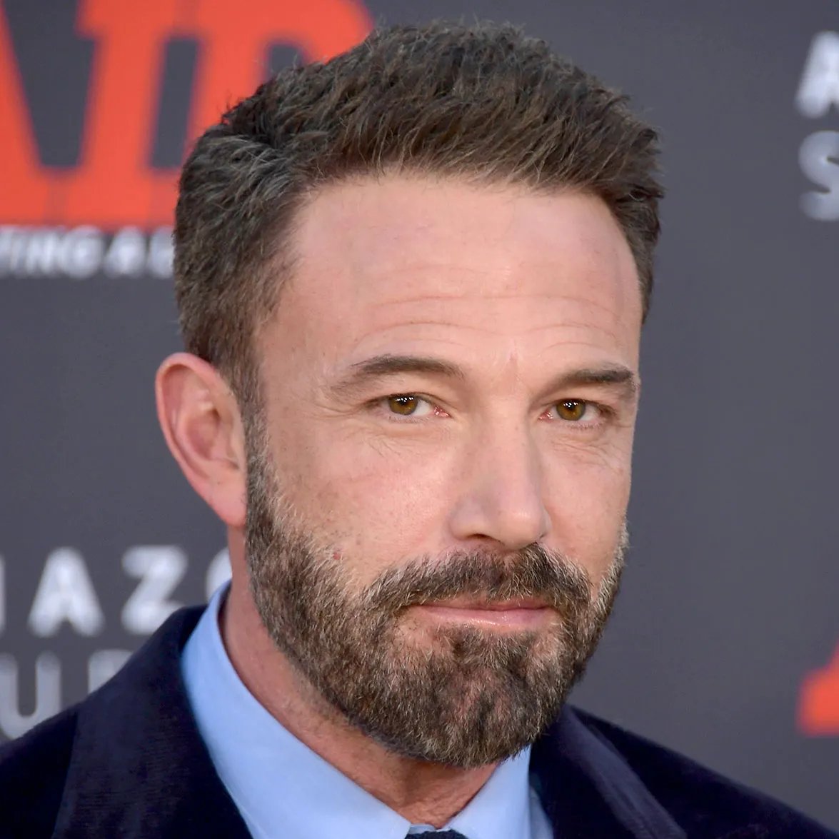 beehaber's tweet photo. Ben Affleck, alkol bağımlılığını geride bırakmasındaki kırılma noktasını anlattı:

🔹 “Bağımlılığın çaresi acı çekmektir.”

🔹 “Yeterince acı çektiğinizde içinizdeki bir şey ‘Ben artık bittim’ der.”

🔹 “Eskiden toplantılara giderdim.”

🔹 “Oradaki eski bağımlıların ‘Minnettar bir alkoliğim, içme takıntım uzun zaman önce kayboldu’ dediğini duyardım.”

🔹 “Bunları duyunca çok sinirlenirdim.”

🔹 “‘Neye minnettarsın?’ diye düşünürdüm.”

🔹 “‘Senin içme takıntın bitmiş olabilir ama ben hâlâ sorunlarla uğraşıyorum.’”

🔹 “‘Ben hâlâ içki içmek istiyorum.’”

🔹 “Uzun süre bu insanlara karşı öfke duydum.”

🔹 “Sonra yeterince acı çektim ve içimdeki bir şey ‘Artık bitti’ dedi.”

🔹 “Şanslıydım çünkü benim için gerçekten önemli olan şeyleri kaybetmeden o noktaya ulaştım.”

🔹 “Bahsettiğim şey kariyerim veya param değildi.”

🔹 “Çocuklarımla olan ilişkimdi.”