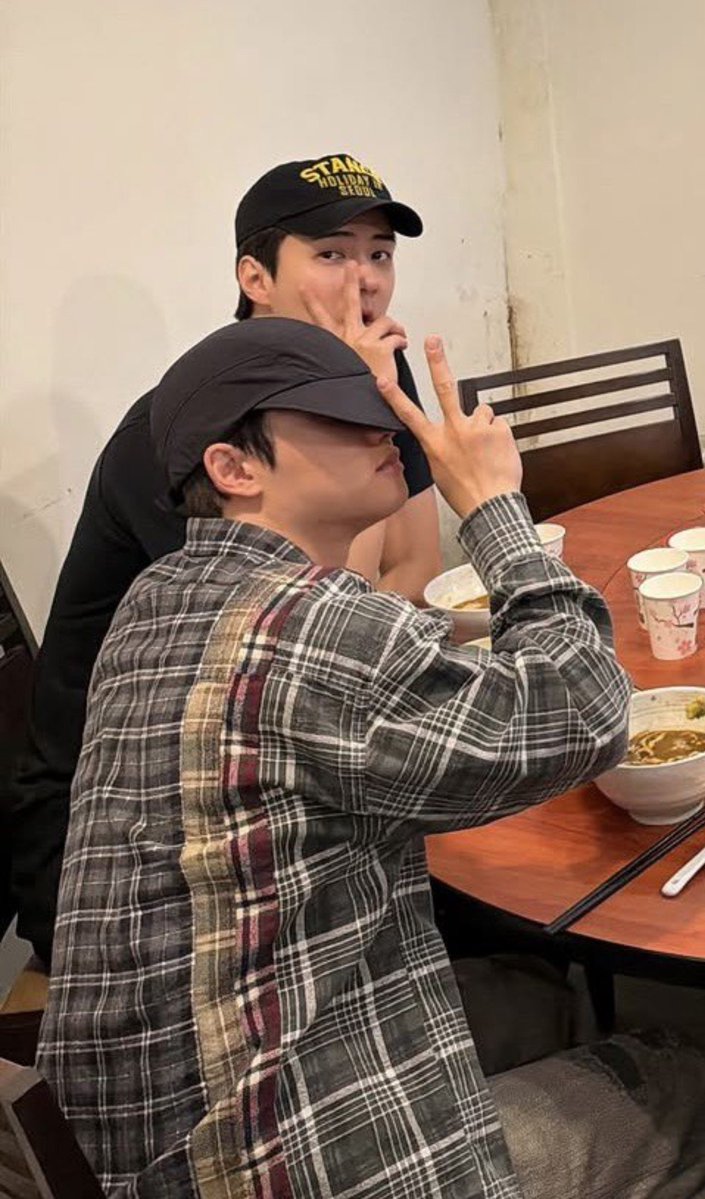 leeyeollee's tweet photo. love how Sehun consistently sits beside his Kyungsoo hyung during group dinners. He knows his hyung will never let him go hungry. 🙂‍↕️ https://t.co/zduI9FS4f4