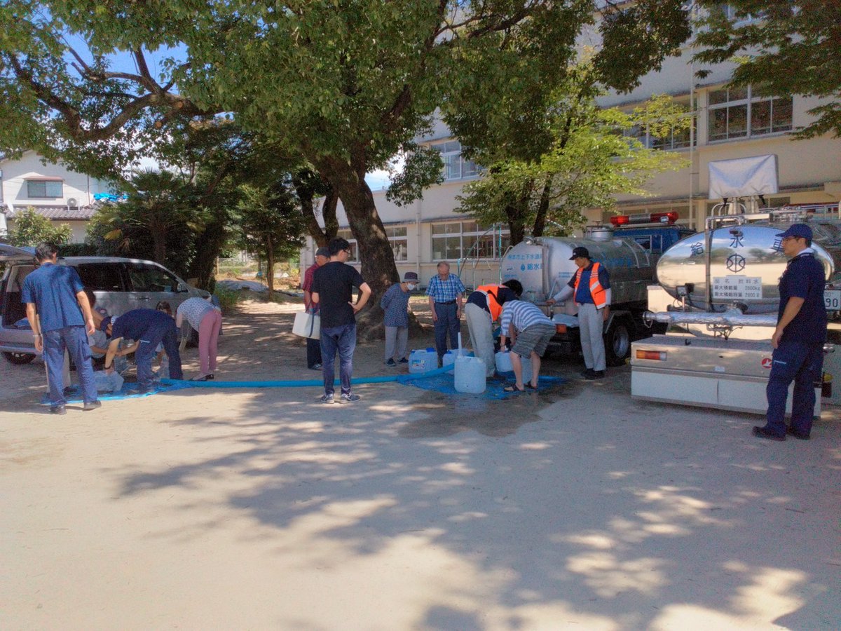 sumito_kyoto's tweet photo. ／
支援活動状況
＼
このたびの地震により被災された皆様に心よりお見舞い申し上げます。
応急給水部隊（第１次隊）は、現在、熊本市と八代市の各拠点で給水活動を行っています。
安全・安心な水をお届けするため、他の自治体の皆様とも連携し、引き続き支援に努めてまいります。
#熊本地震 https://t.co/ENQmawwI5C