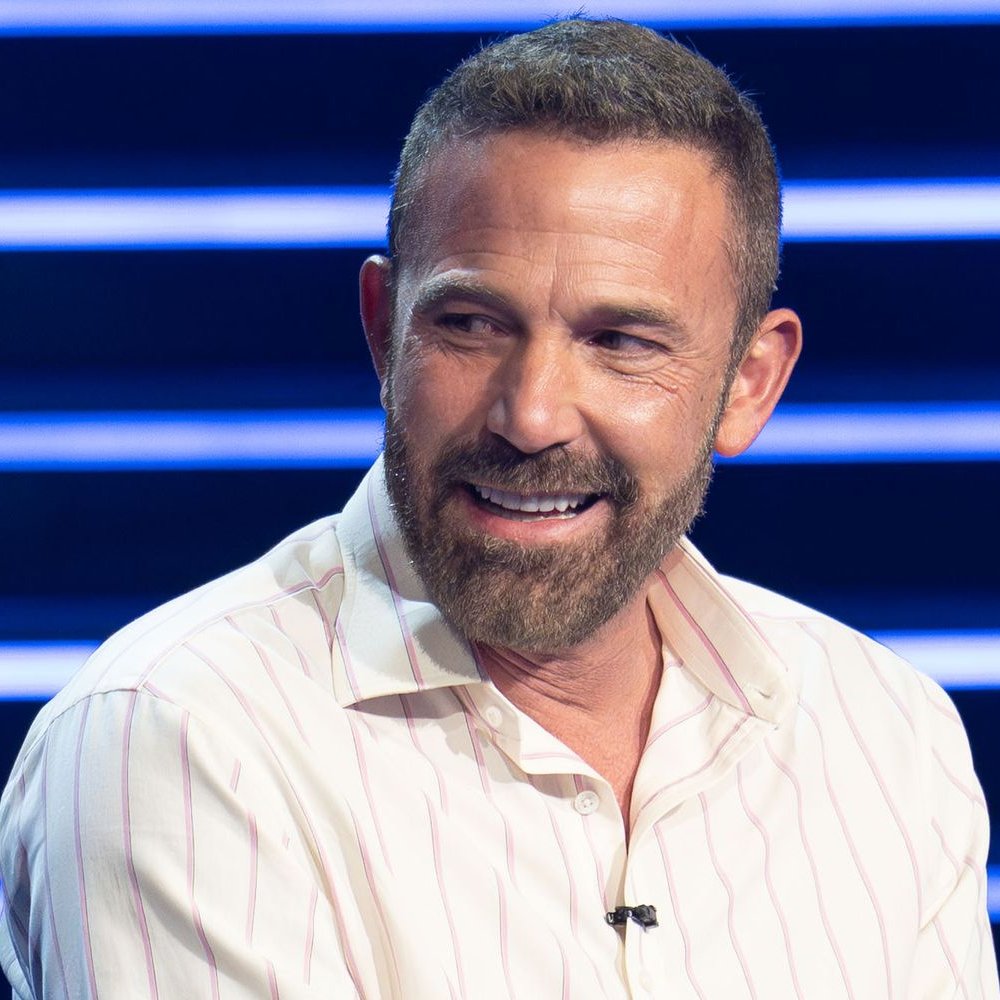 beehaber's tweet photo. Ben Affleck, alkol bağımlılığını geride bırakmasındaki kırılma noktasını anlattı:

🔹 “Bağımlılığın çaresi acı çekmektir.”

🔹 “Yeterince acı çektiğinizde içinizdeki bir şey ‘Ben artık bittim’ der.”

🔹 “Eskiden toplantılara giderdim.”

🔹 “Oradaki eski bağımlıların ‘Minnettar bir alkoliğim, içme takıntım uzun zaman önce kayboldu’ dediğini duyardım.”

🔹 “Bunları duyunca çok sinirlenirdim.”

🔹 “‘Neye minnettarsın?’ diye düşünürdüm.”

🔹 “‘Senin içme takıntın bitmiş olabilir ama ben hâlâ sorunlarla uğraşıyorum.’”

🔹 “‘Ben hâlâ içki içmek istiyorum.’”

🔹 “Uzun süre bu insanlara karşı öfke duydum.”

🔹 “Sonra yeterince acı çektim ve içimdeki bir şey ‘Artık bitti’ dedi.”

🔹 “Şanslıydım çünkü benim için gerçekten önemli olan şeyleri kaybetmeden o noktaya ulaştım.”

🔹 “Bahsettiğim şey kariyerim veya param değildi.”

🔹 “Çocuklarımla olan ilişkimdi.”