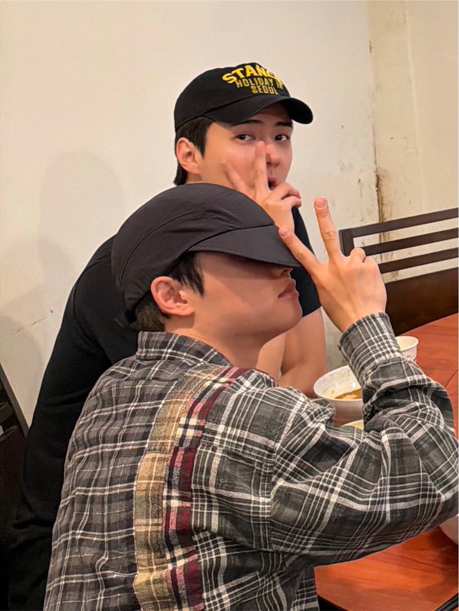 kimleeplay's tweet photo. ยัยงุงนั่งข้างพี่คยองซูตลอดเลยน้า 🤭🤭🤭🤭🤭🤭🤭🤭🤭🤭🤭🤭🤭🤭🤭🤭🤭🤭🤭 https://t.co/5wHUedjvJM